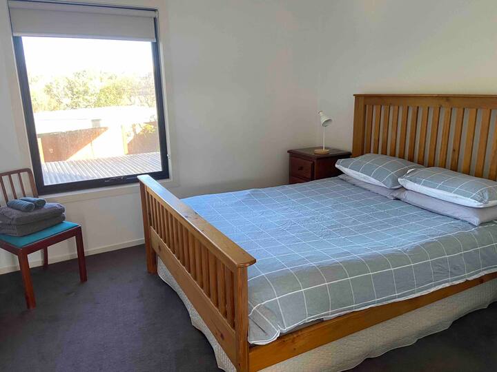 חדר שינה 2. חדר שינה למעלה. מיטה קווין סייז. ארונות בגדים. ממש ליד אזור הטרקלין. שירותים ויהירות בקרבת מקום. 