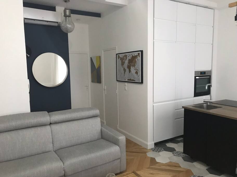 Grand séjour avec entrée, espace salon et cuisine.