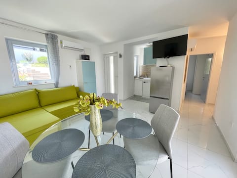 Two bedroom App with Sea view, Terrace &Parking