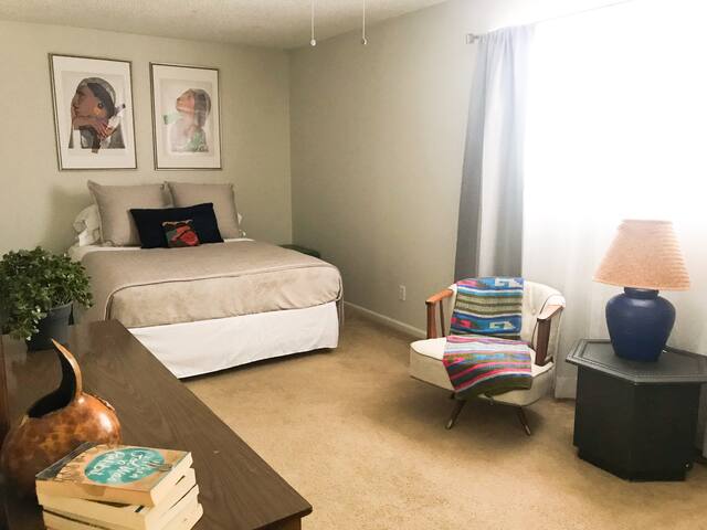 Large bedroom in newly renovated home near Zion