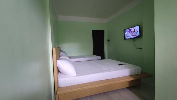 ROOM B 2ND FLOOR

الغرفة الثالثة 4pax مع حمام hotshower واي فاي نتفليكس AC