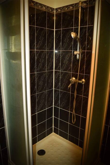Salle de bain à l'étage du dessous (douche + évier)