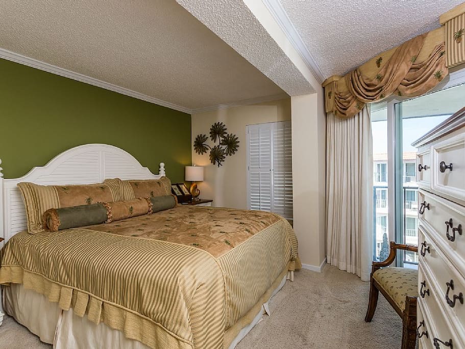 Bedroom,Indoors,Room,Furniture,Chair