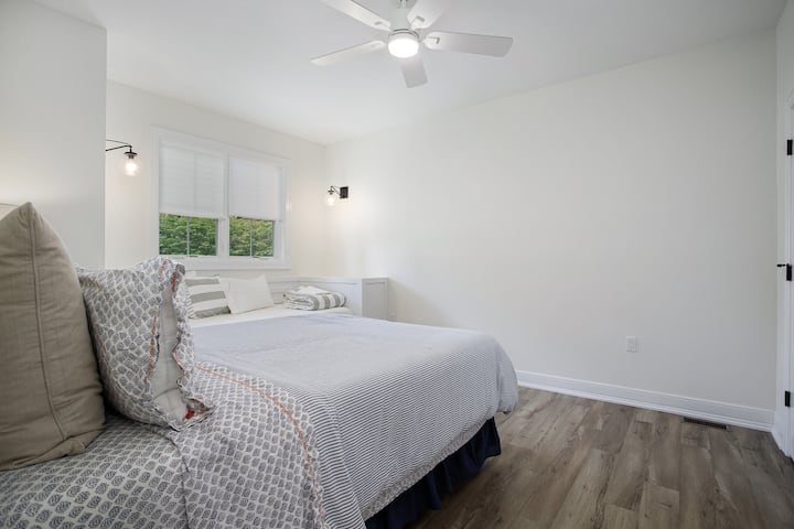 Dormitorio de invitados (queen) con sofá cama personalizada (individual)