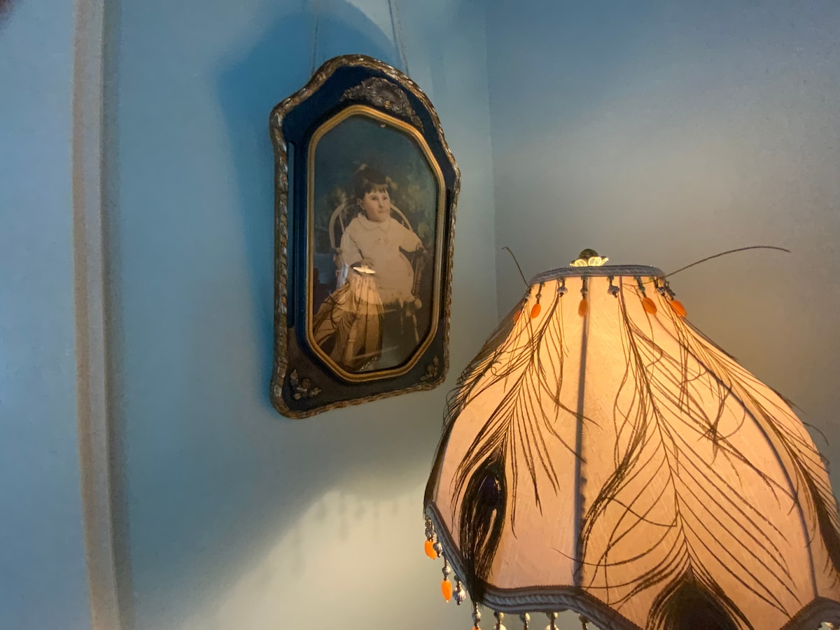 Периодични антики навсякъде, заедно с някои хубави реплики, като тази паунова лампа!