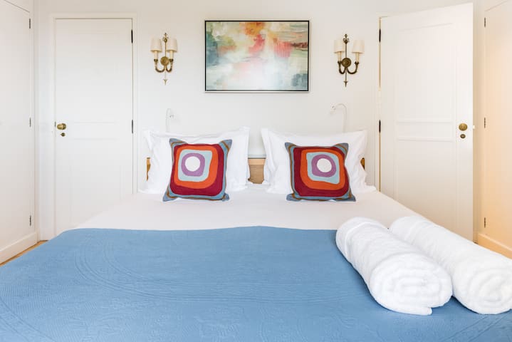 Estoril Luminous Villa Close to the Sea Heated Pool gallery image 4