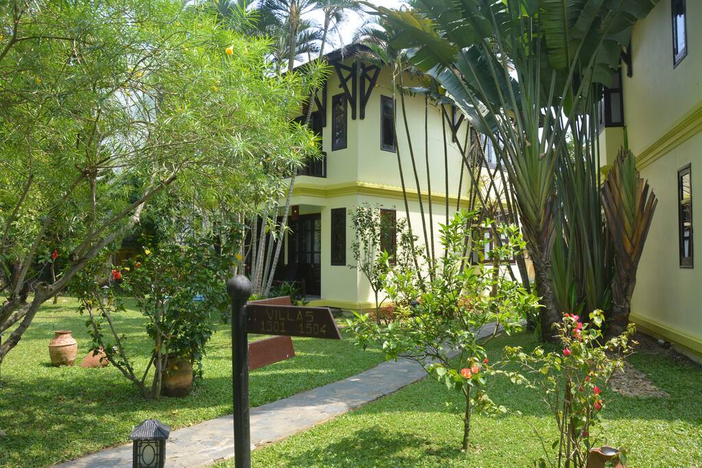 4 bed rooms Garden View villa on the side
