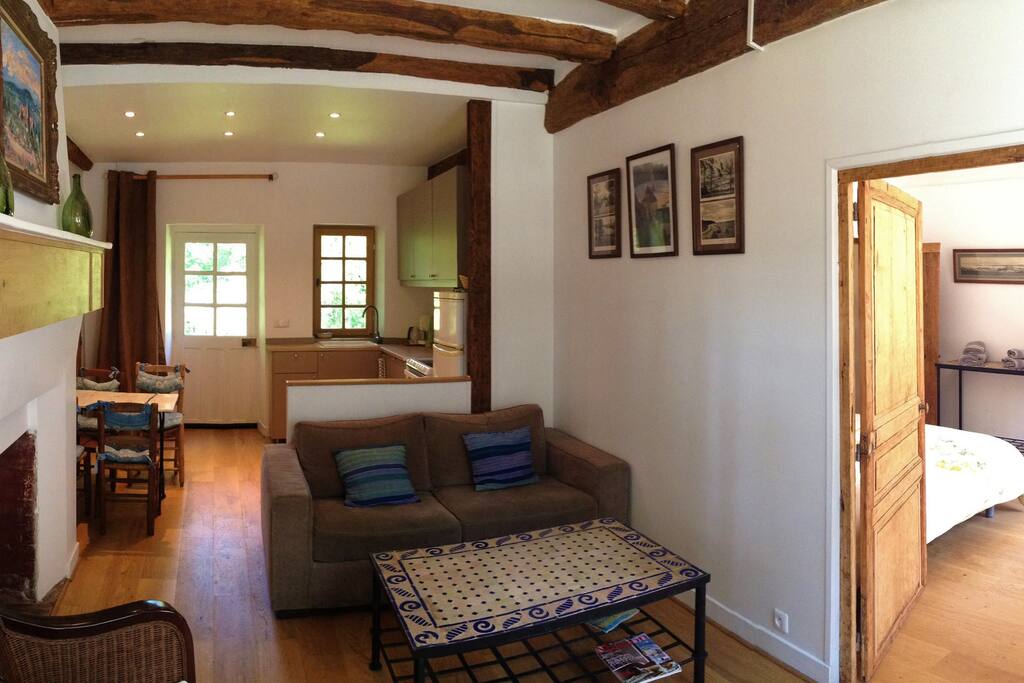 Entrée sur le salon et la cuisine au fond