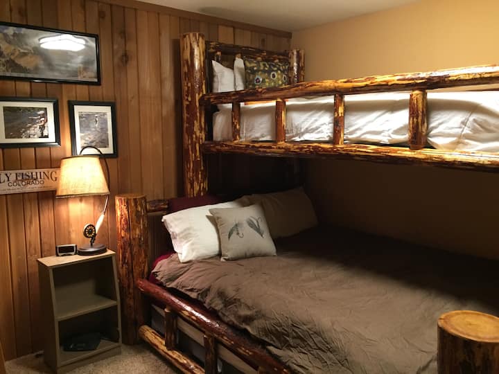 Dvojposteľová poschodová posteľ s manželskou posteľou Queen v spálni 3