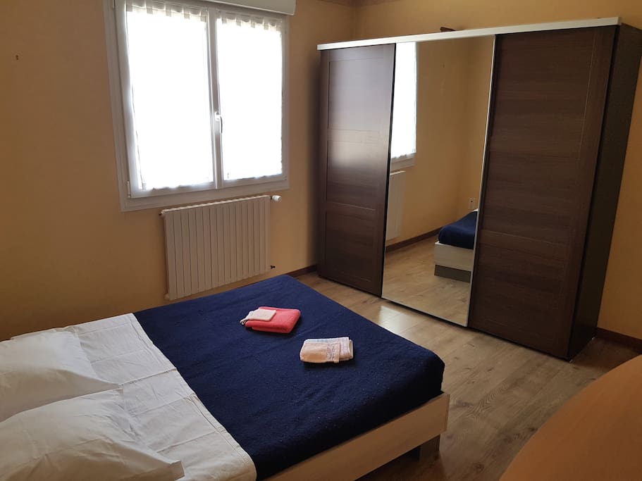 Une chambre avec li