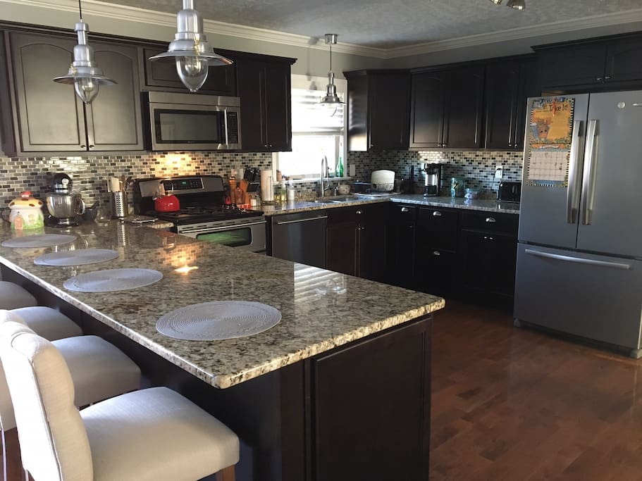 Kitchen - granite counter tops, gas range