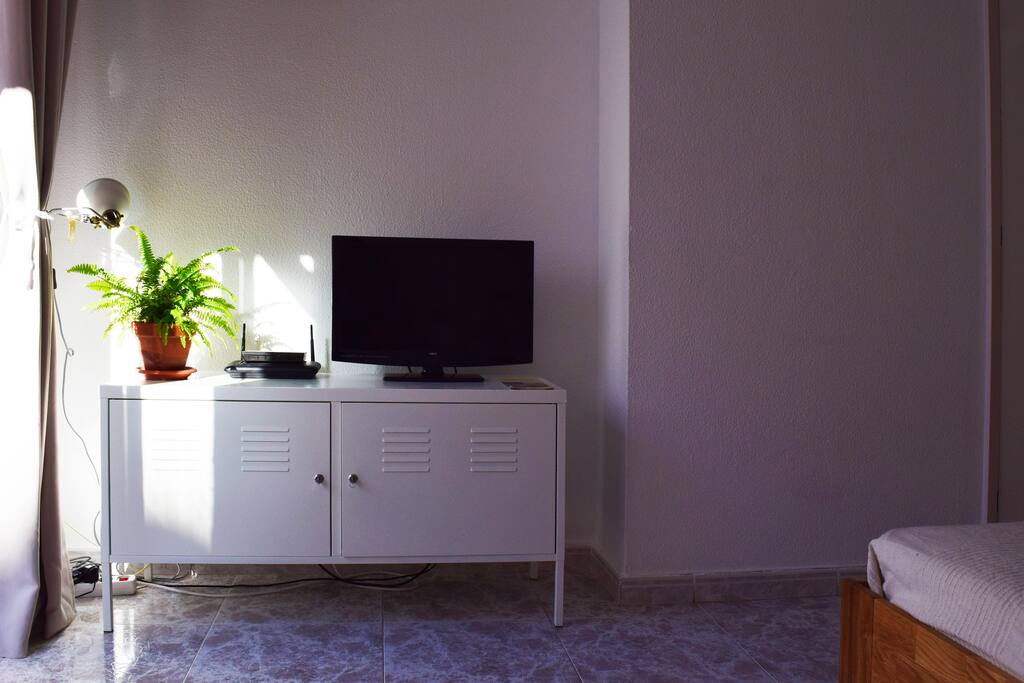 zona noche: detalle de la cajonera con TV
