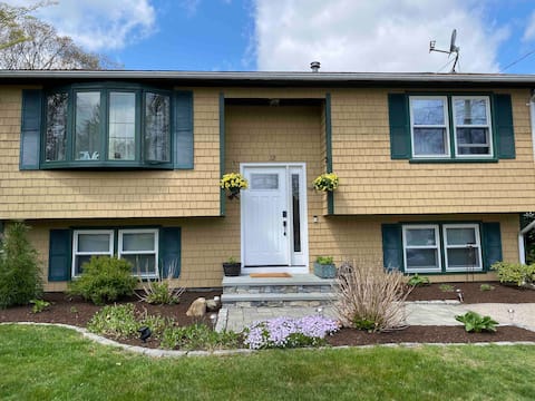 Salt Pool, AC, Spotless, Near Beaches and Newport!