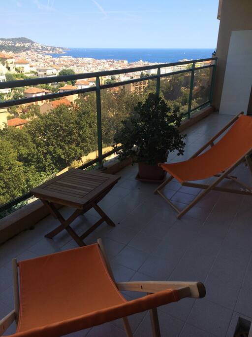 Terrasse pour petits déjeuners ou apéritifs