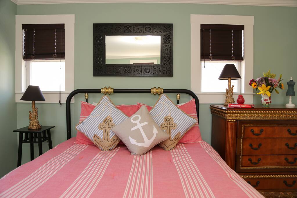 Bedroom, Queen bed