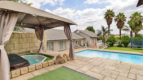 Big House,swimming pool,hot tub and Netflix