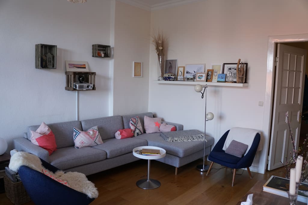 Gemütliche Couch im Wohnzimmer