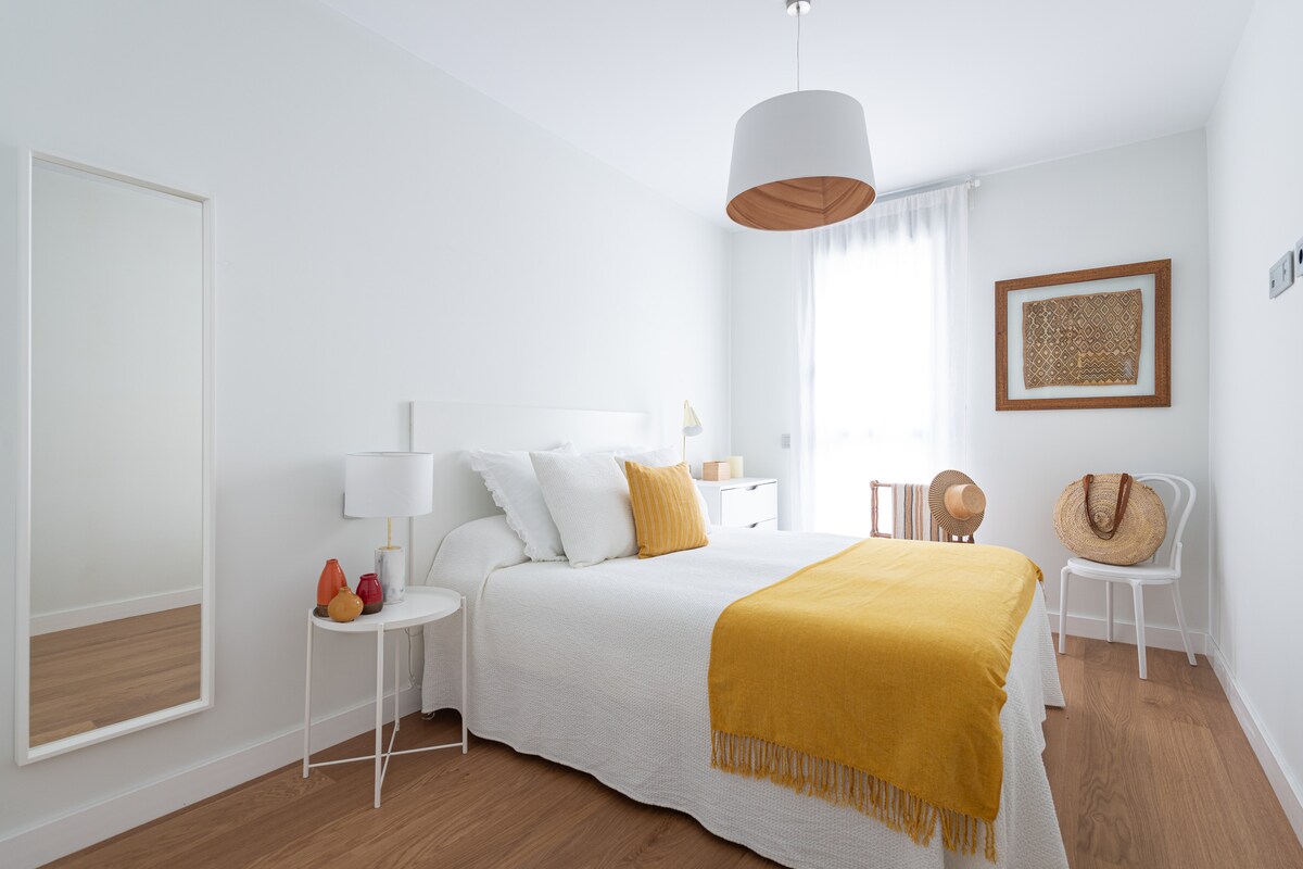 》DORMITORIO amueblado con una cama de 150 cm y un amplio armario empotrado. Dispone de smart TV
》EL DORMITORIO está amueblado con una cama tamaño king de 150 cm y un gran armario empotrado. 