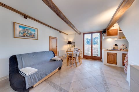 Appartement dans un village vue mer et montagne