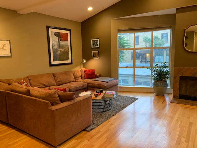 Huge 4BR/4BA Modern Mission Home with Deck & Yard gallery image 2