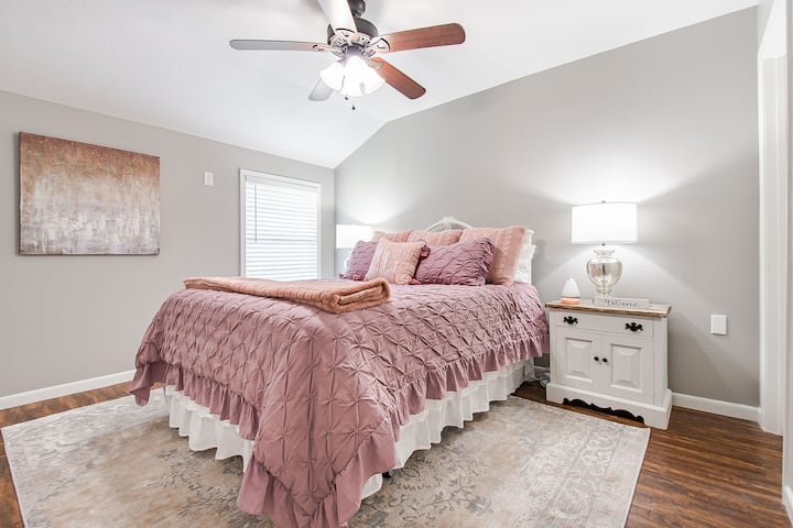 Udoban bračni krevet i TV od 81cm.