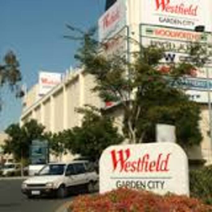 步行5分钟到达westfield garden city shopping mall and bus station. 南区最大的商场和公车总站,可直达airport 机场和QLD各个地区
