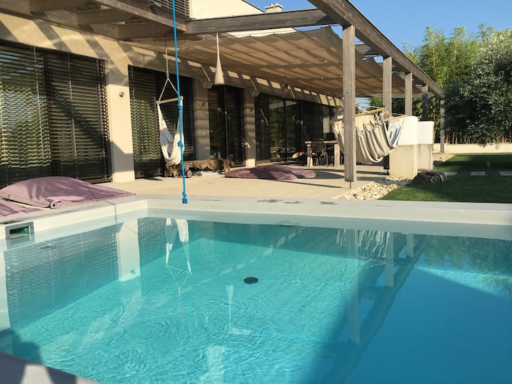 Luxus Villa mit Pool und Garten Häuser zur Miete in