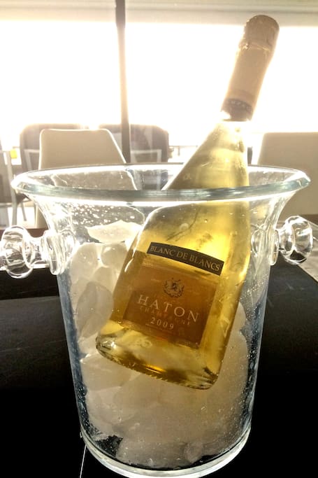 RIEN DE TEL QU'UNE FLUTE DE CHAMPAGNE POUR CÉLÉBRER VOTRE ARRIVÉE ET SE REPOSER DES FATIGUES DU VOYAGE