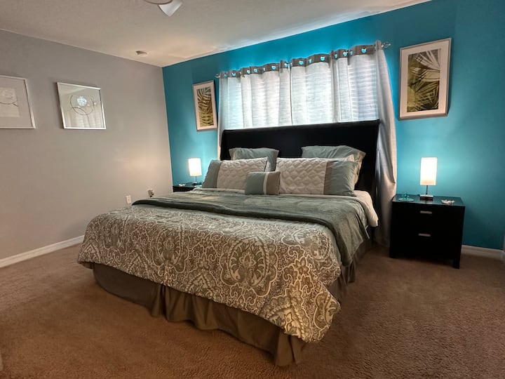 Master suíte en el segundo piso con cama tamaño king y armario (bressol y juego disponibles cuando se solicite)
Suite principal con cama tamaño king y armario en el piso superior 