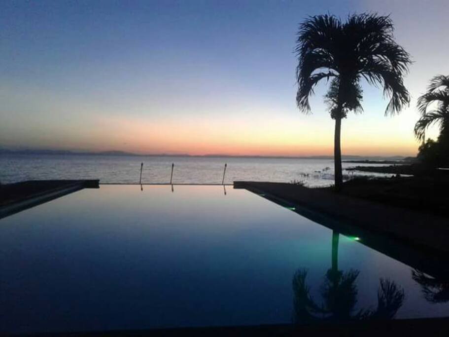 Precioso atardecer frente al lago