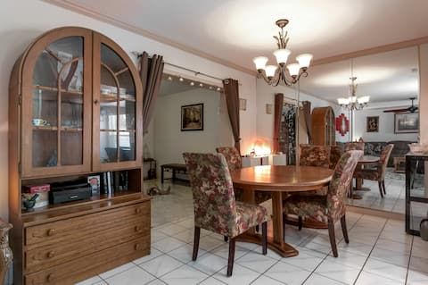 Cool, Cozy Home near Busch Gardens, I-4 & Casino