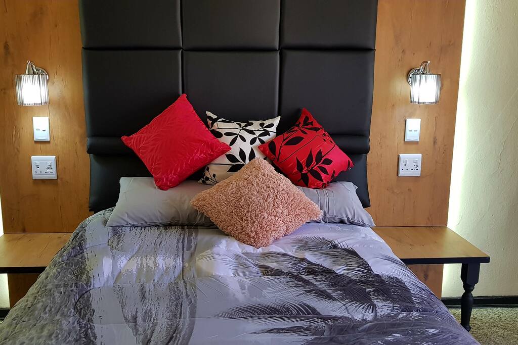 New King size Bed with linnen