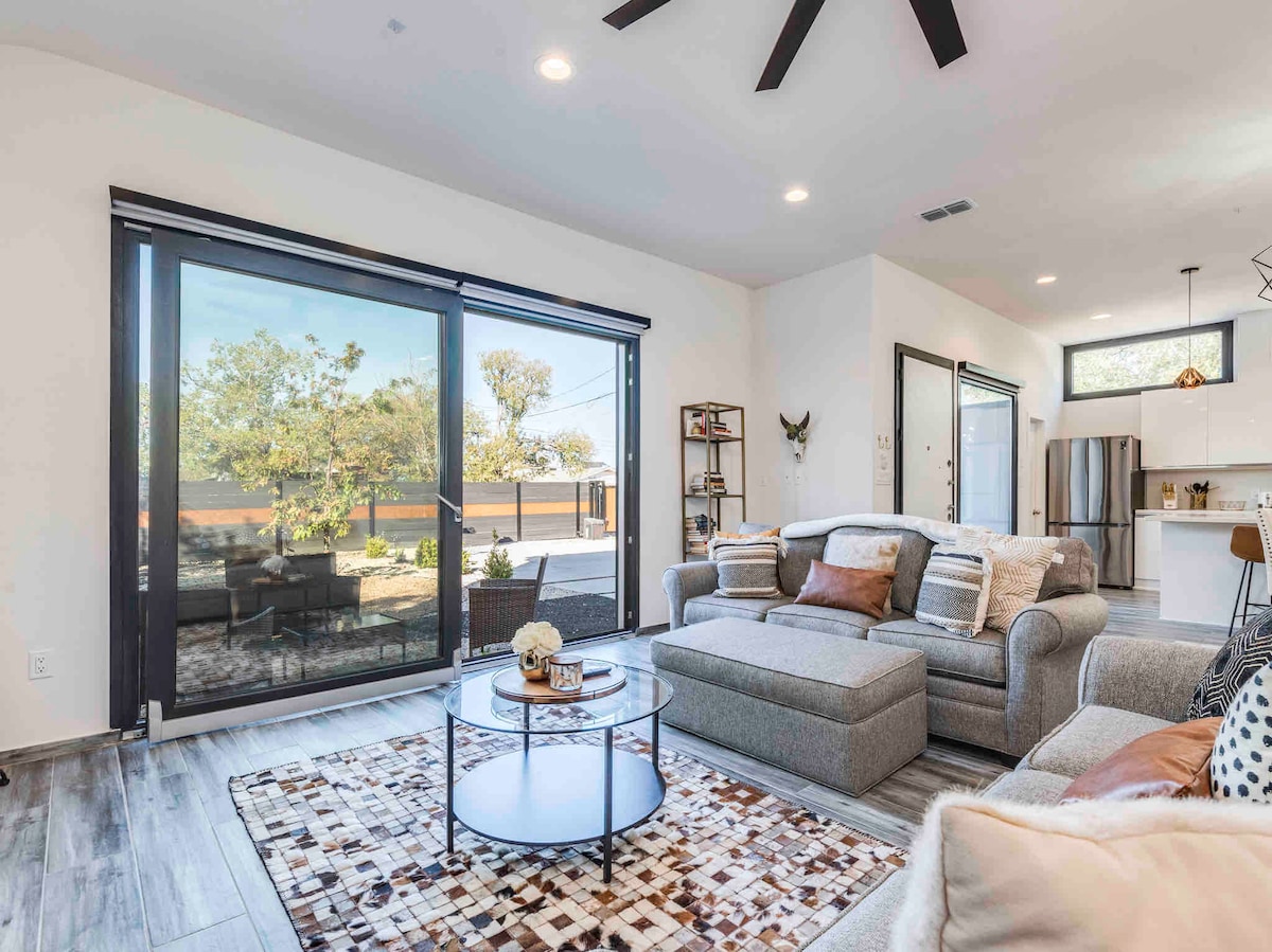 Popular Airbnb listing: Hot/ColdTub | FirePit | DT View | Modern| 3/3.5 in Mlk