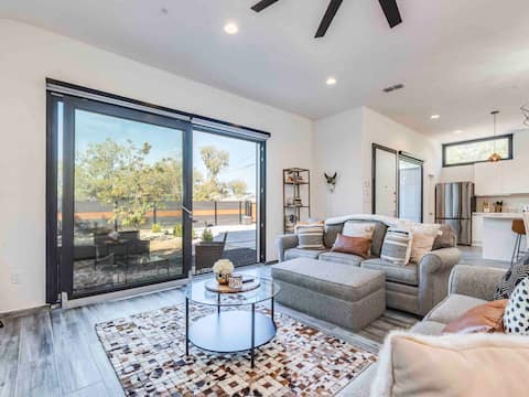 Popular Airbnb listing: Hot/ColdTub | FirePit | DT View | Modern| 3/3.5 in Mlk