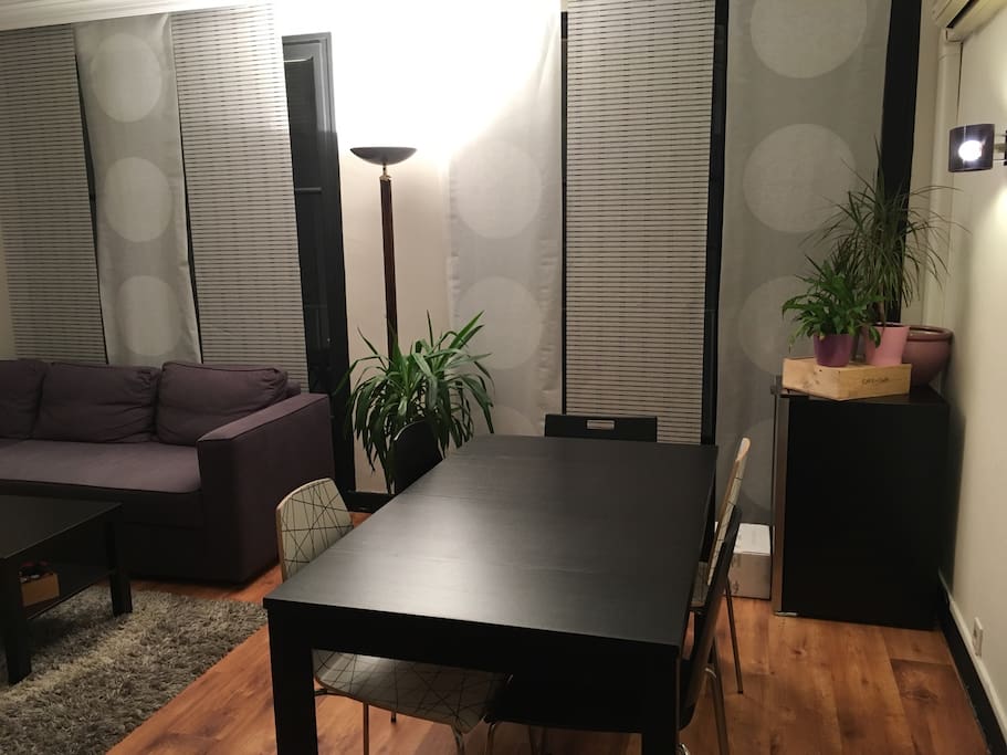 Salon avec table avec rallonges si besoin.