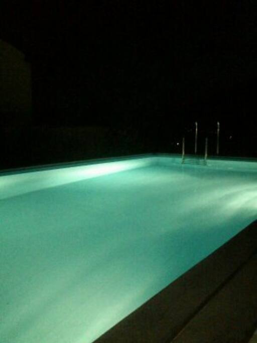 Pool bei Nacht