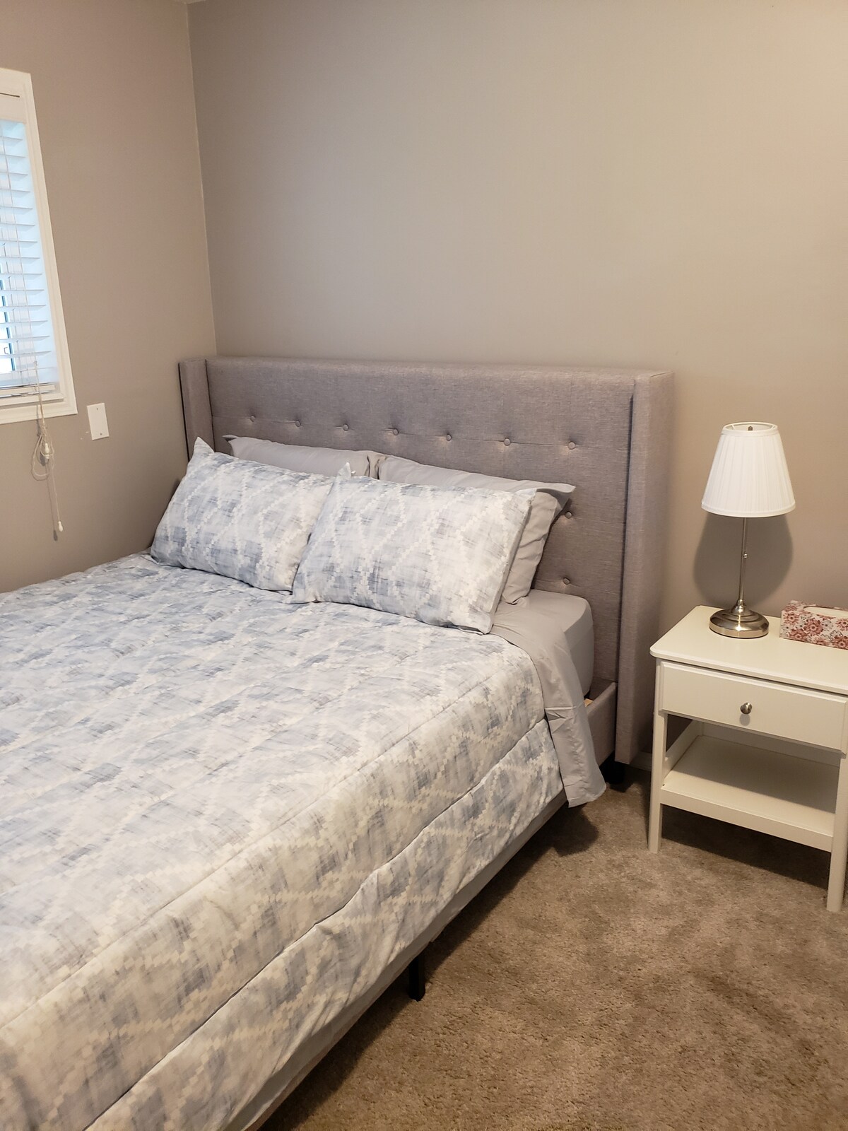 سرير بحجم كوين مع مرتبة Serta