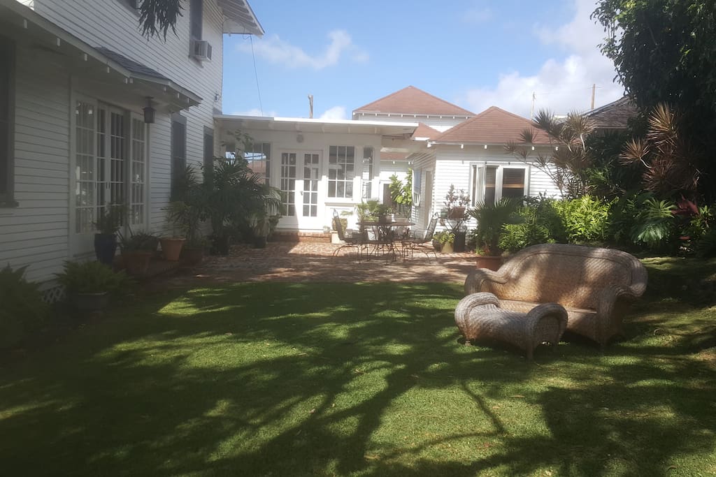 Shared outdoor patio with Pilina Cottage (on the right of photo)