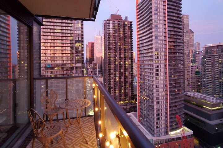 Stylish 2BDR Downtown Toronto Condo w/Balcony+VIEW gallery image 4