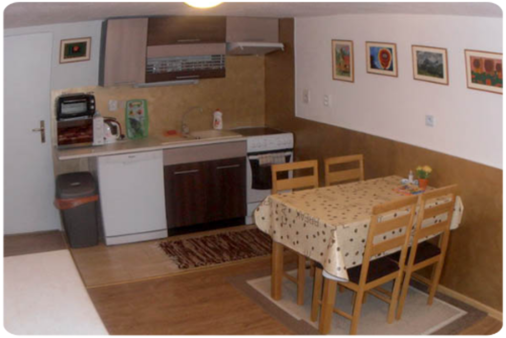 1. apartmán plné vybavená kuchyňa, 2-lôžková izba s TV