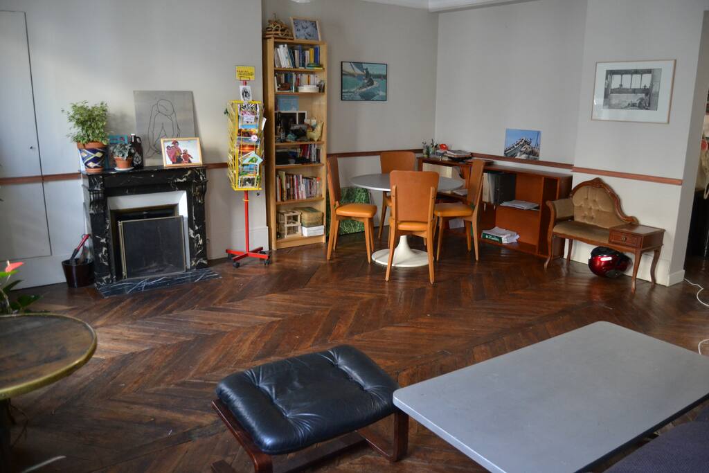 Le salon, spacieux, parquet ancien, cheminée