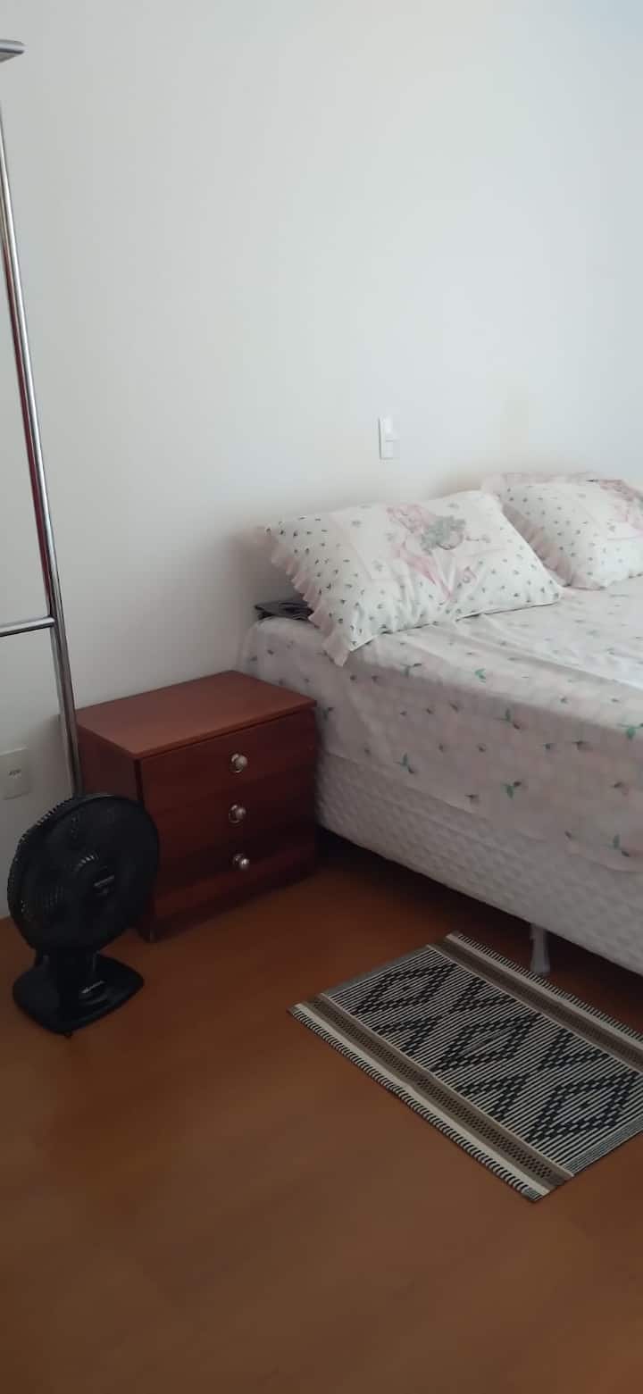 Პირველი საძინებელი ორადგილიანი საწოლით და აპარტამენტით 