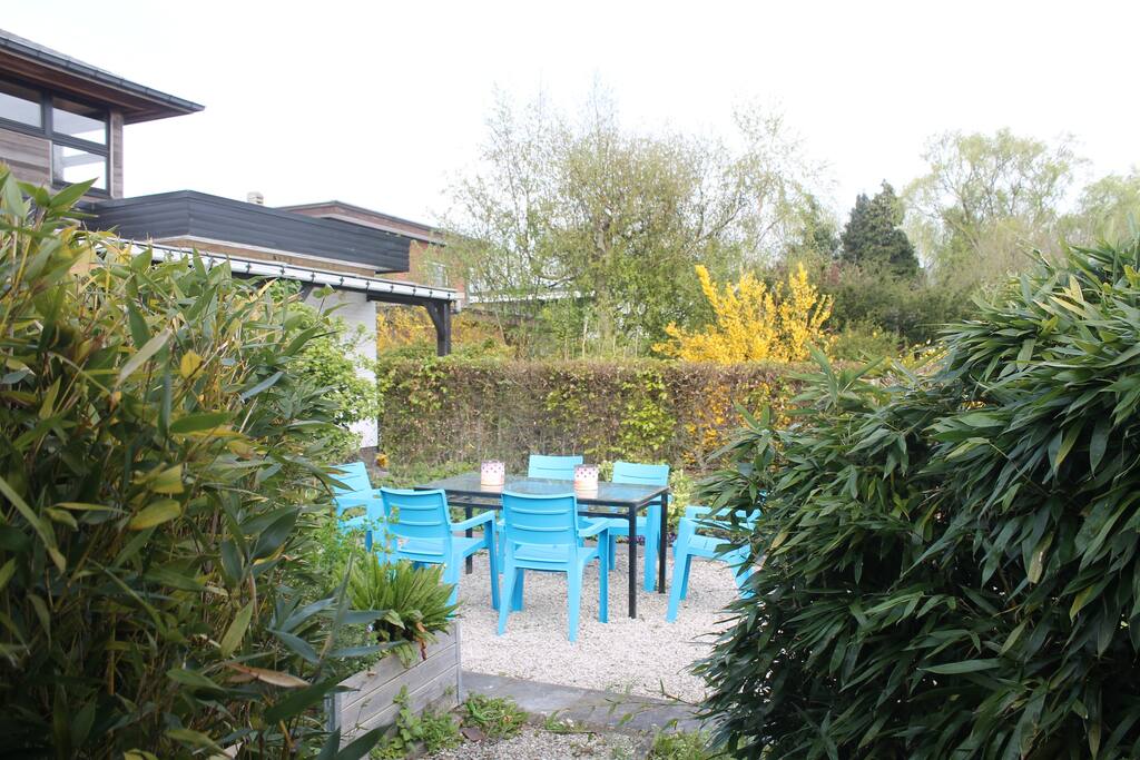 Enjoying drinks, food or just the sun, fresh air or the birds or all of it