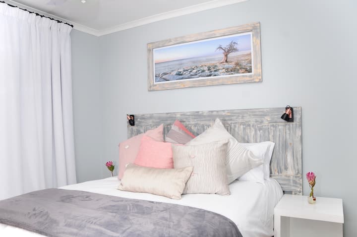 Queen méretű ágy a Mineral Apartmentben 