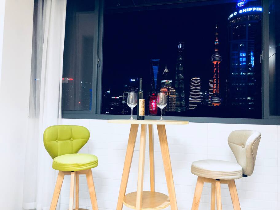 给我一杯酒,一本书我可以坐一整天