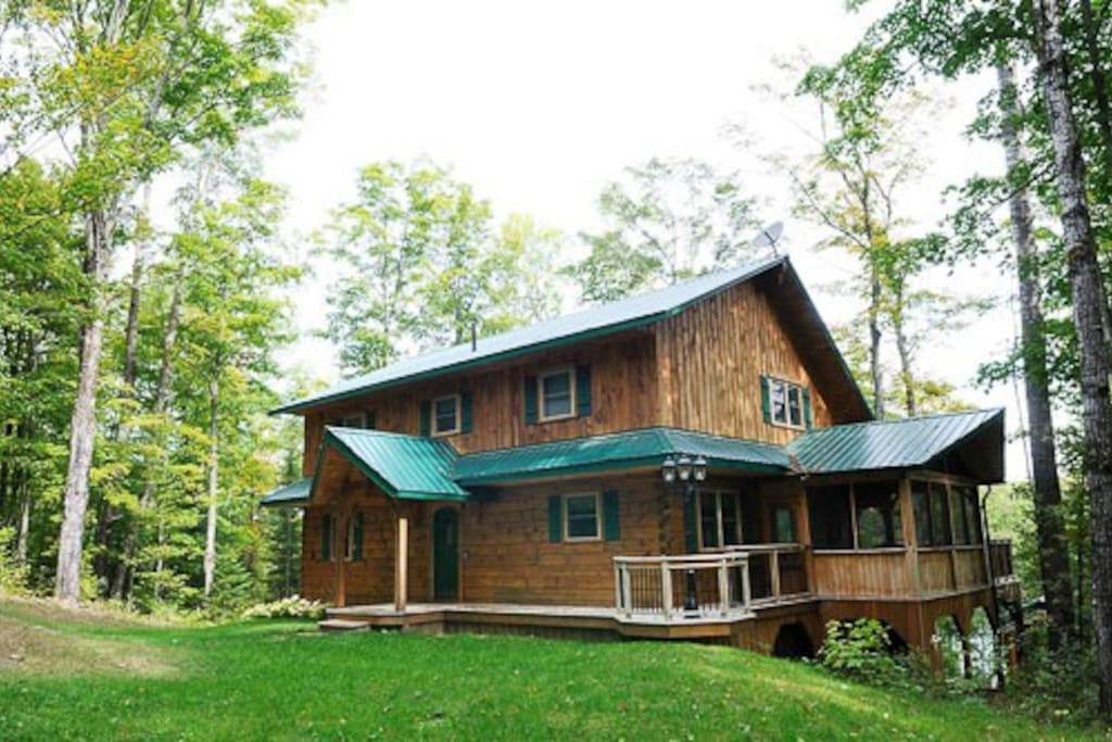 Exterior, front. Beautiful log home amongst the trees, on the lake
