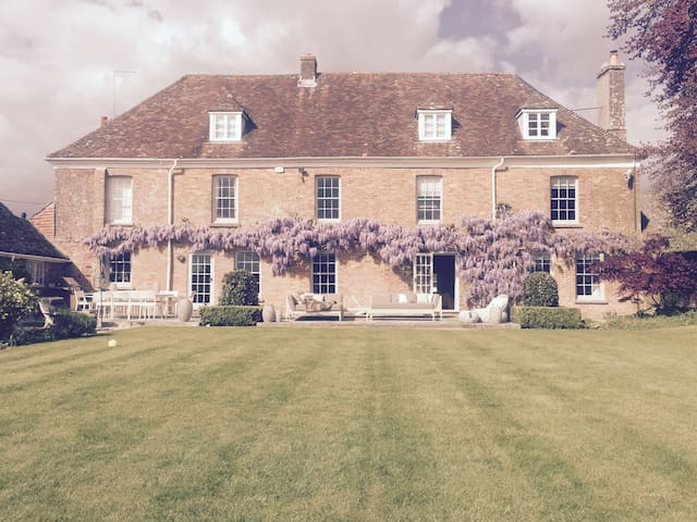 Gorgeous Grade II Farmhouse, Dorset, sleeps 16+