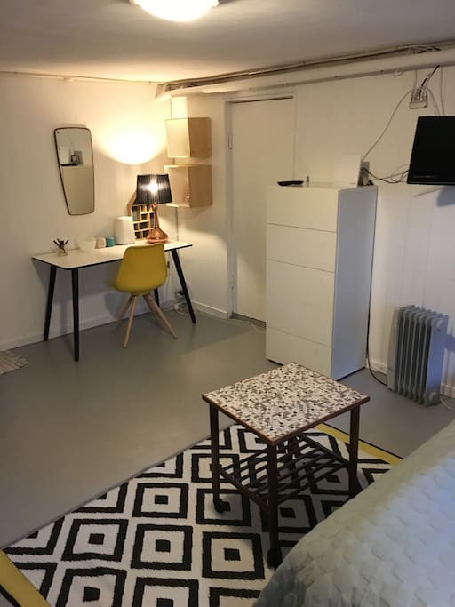 Værelset set "fra sengen" / the room looking "from the bed"