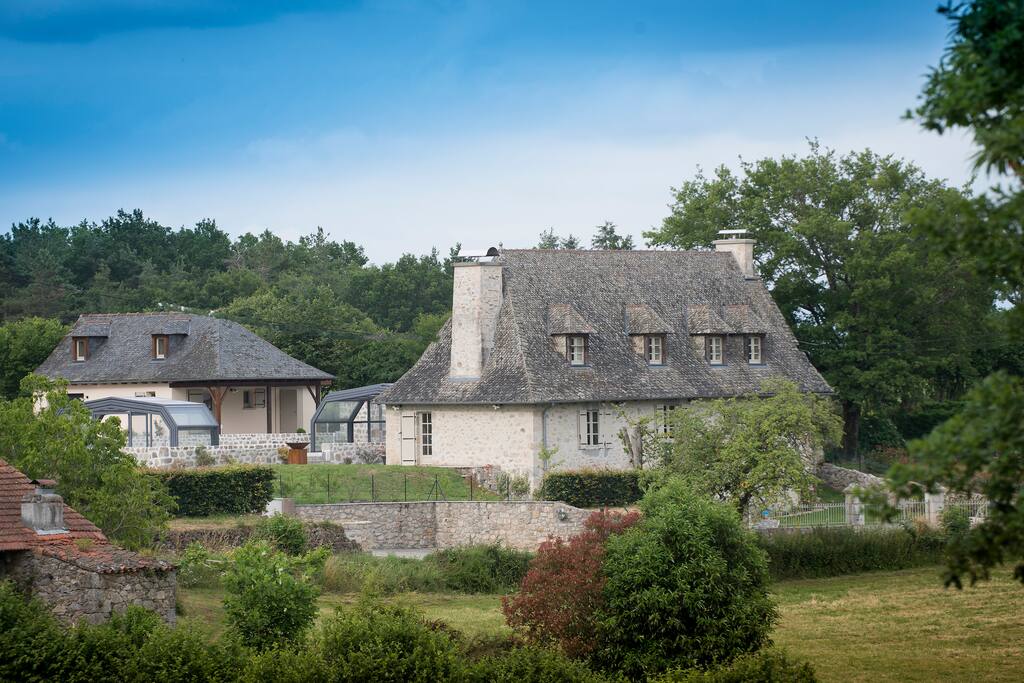 Une bastide de 1601 dans son environnement verdoyant
