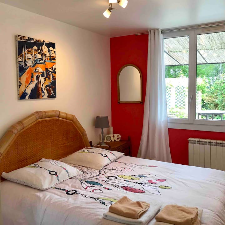 מיטת קינג סייז בחדר השינה השלישי וארון גדול